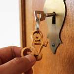 Schlüsselanhänger von mitienda, in der Farbe Braun, aus Holz, andere Perspektive, Vorschaubild