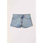 Ausgefranste Mini-Jeansshorts der Marke Monki