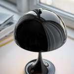 Beistelltischlampe von Louis Poulsen, in der Farbe Schwarz, aus Metall, andere Perspektive, Vorschaubild