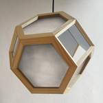 Geometrische Pendelleuchte der Marke Corrigan Studio