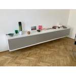 Schwebendes Sideboard der Marke BEHR