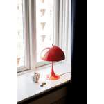 Schreibtischlampe von Louis Poulsen, in der Farbe Rot, aus Stahl, andere Perspektive, Vorschaubild