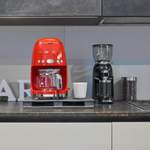 Kaffeemaschine von Smeg, in der Farbe Rot, andere Perspektive, Vorschaubild