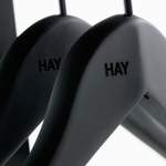 Kleiderbügel von Hay, in der Farbe Schwarz, aus Aluminium, andere Perspektive, Vorschaubild