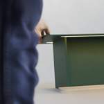 Schreibtischlampe von Luceplan, in der Farbe Grün, aus Aluminium, andere Perspektive, Vorschaubild